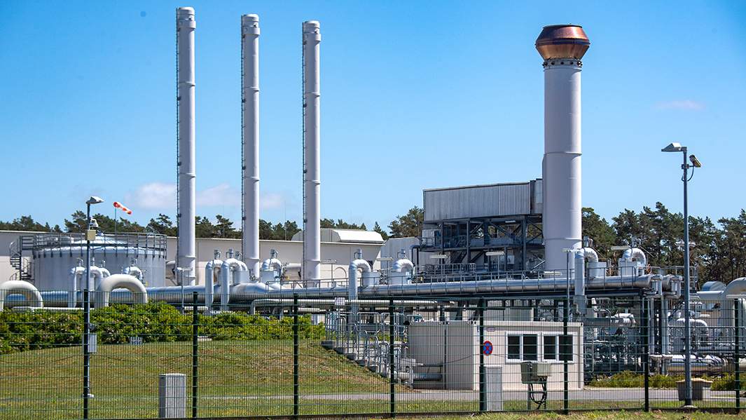 Вид на трубопроводные системы и запорные устройства на газоприемной станции газопровода «Северный поток – 1»