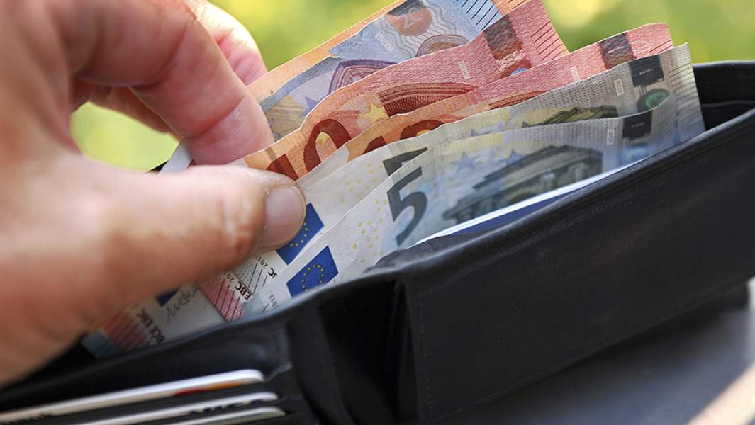 Кошелек с банкнотами евро