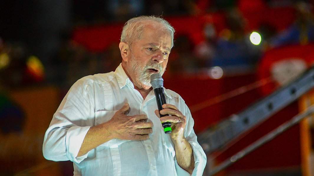 Кандидат в президенты от социал-либеральной партии Бразилии Лула Де Силва выступает перед избирателями