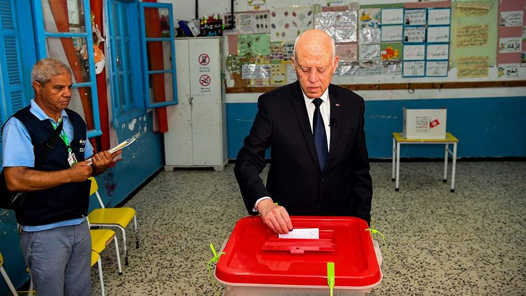 Тунис Каис Саид опускает бюллетень в урну для голосования
