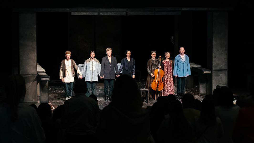 Актеры на сцене Тобольского драматического театра имени П.П. Ершова во время ежегодного фестиваля «Театр Наций FEST»