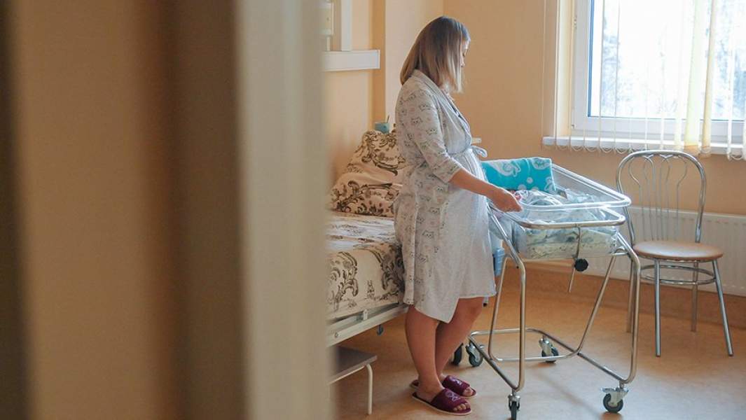 Женщина с ребенком в роддоме