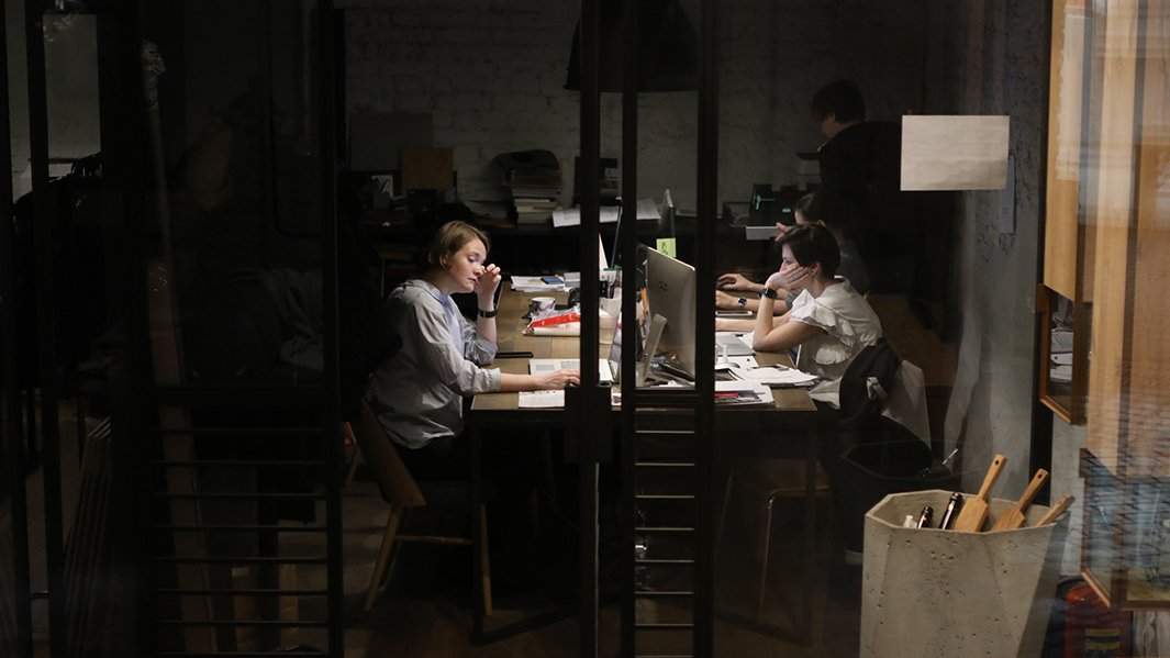 Девушки в темноте за компьютерами