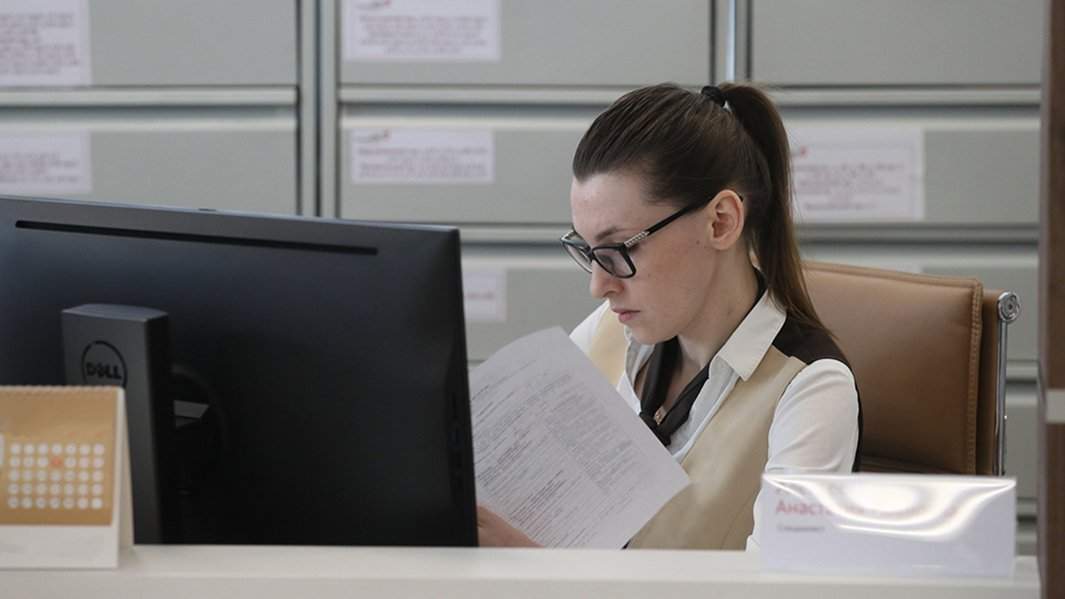 Девушка с документами