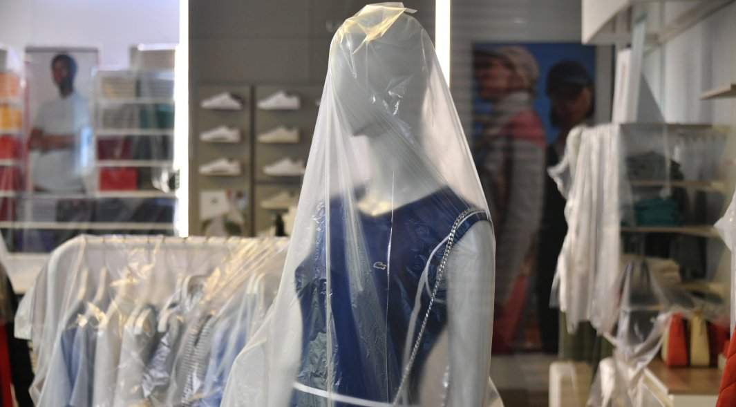 манекены в закрытом магазине