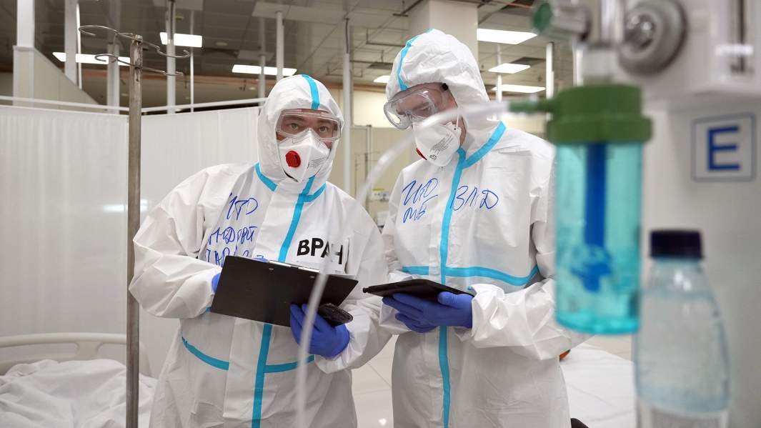 Врачи в красной зоне больницы