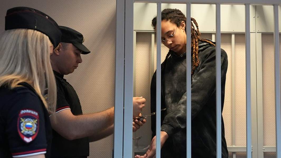 Американская олимпийская чемпионка по баскетболу Бриттни Грайнер, обвиняемая в контрабанде наркотиков, во время заседания в Химкинском городском суде