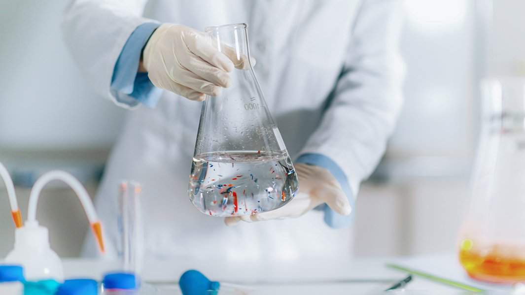 Частицы микропластика в воде