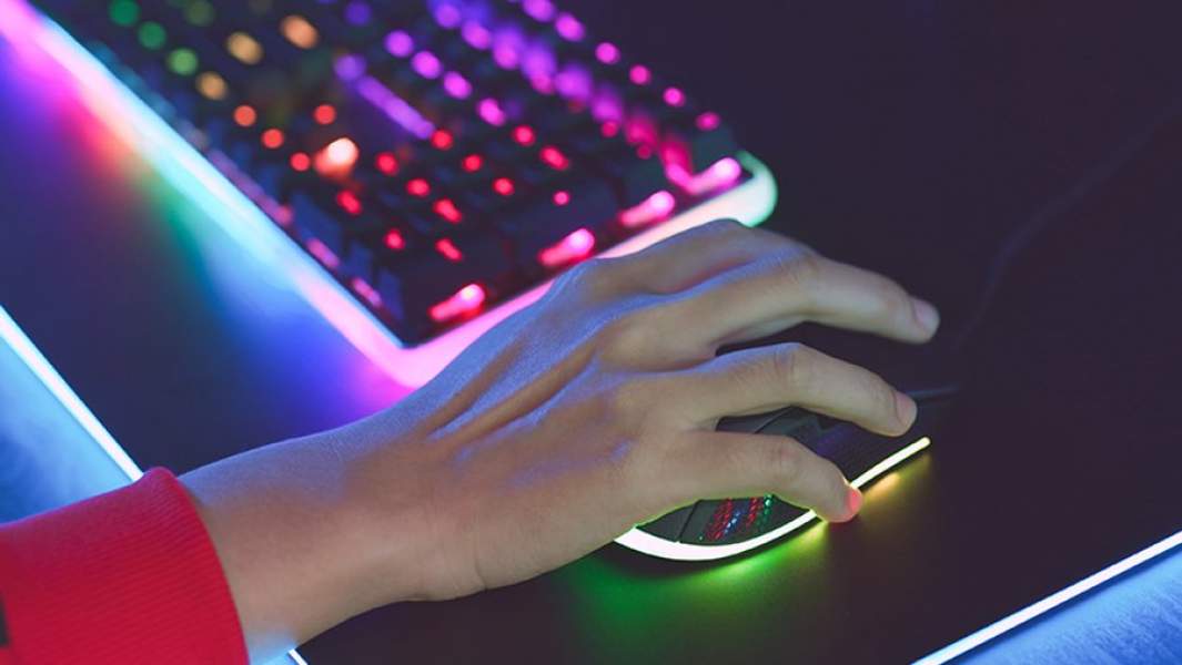 Ребенок играет в компьютерную игру