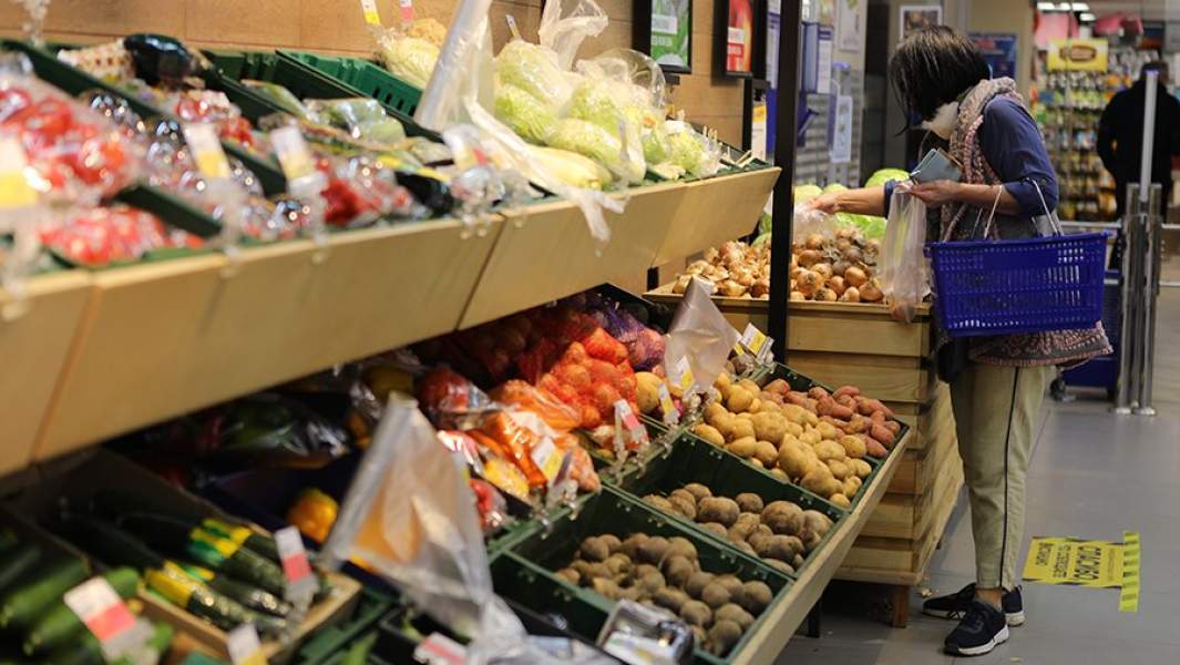 Женщина в продуктовом магазине