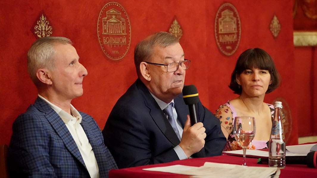 Руководитель балетной труппы Государственного академического Большого театра (ГАБТ) Махар Вазиев, генеральный директор ГАБТа Владимир Уринов и начальник пресс-службы ГАБТа Катерина Новиков (слева направо) на пресс-конференции Большого театра, посвященной новому сезону