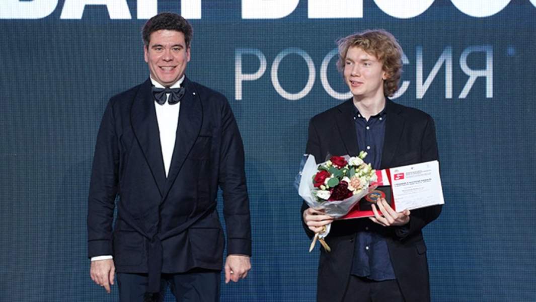 Пианисты Денис Мацуев и Иван Бессонов во время церемонии награждения победителей Первого международного конкурса имени С.В. Рахманинова