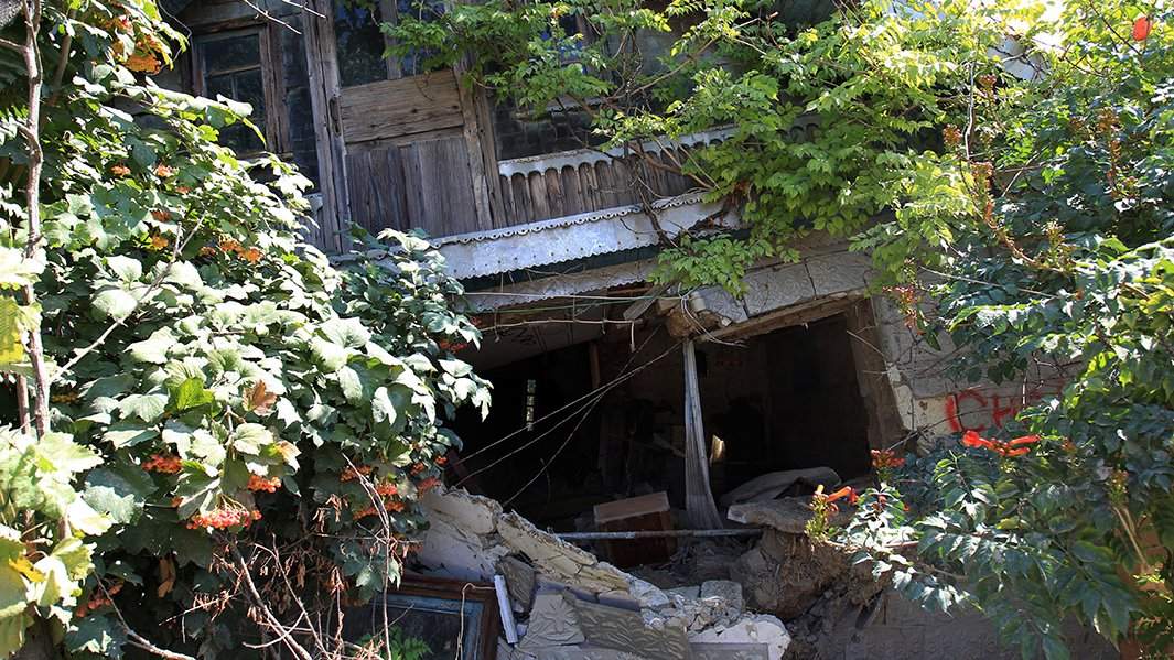 Один из аварийных домов в Крымске, пострадавших после наводнения и подлежащих сносу