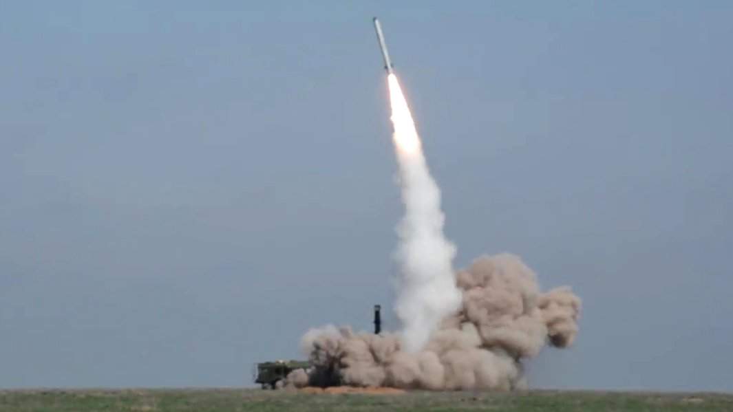 Боевой пуск ракеты из комплекса «Искандер-М» на одном из полигонов