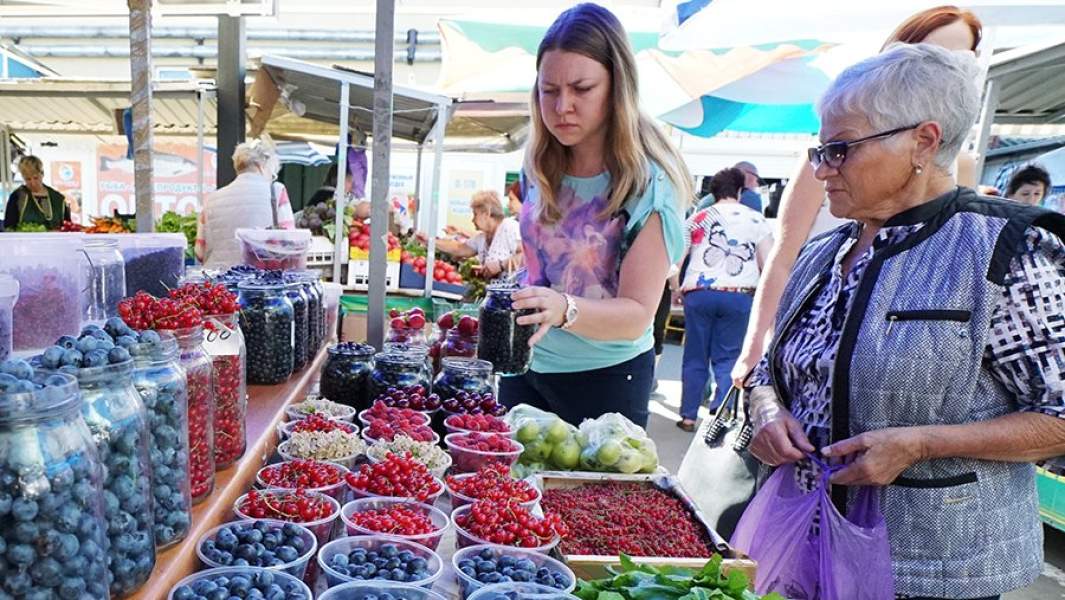 Продажа ягод на рынке