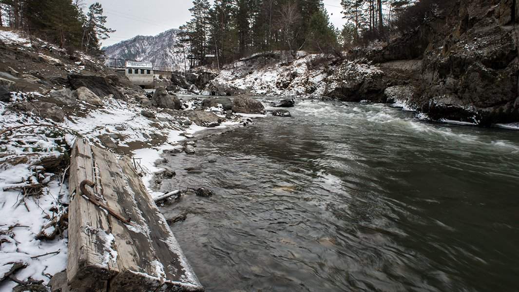 Здание недействующей ГЭС на реке Чемал