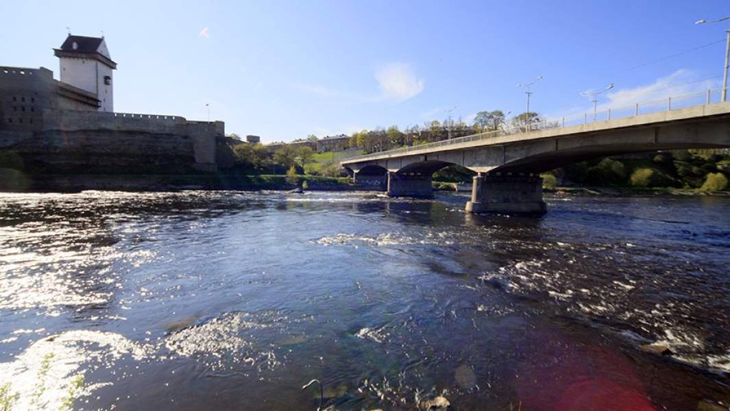 Вид на мост через реку Нарва и на Нарвскую крепость (Эстония) со стороны города Нара (Россия). Государственная граница России и Эстонии проходит посередине реки Нарвы