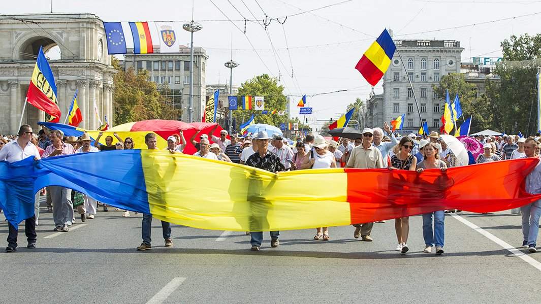 Митинг сторонников объединения Молдавии и Румынии на площади Великого национального собрания в Кишиневе