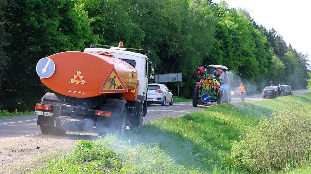 Уничтожение борщевика с помощью специализированной техники в Подмосковье