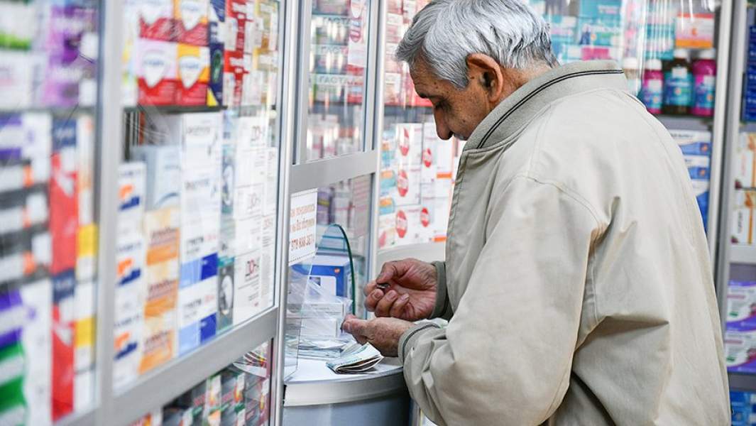 Мужчина покупает лекарства в одной из аптек