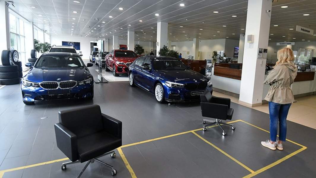 Посетительница в автосалоне