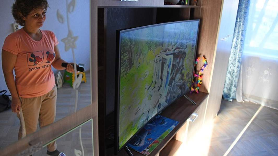 Женщина смотрит телевизор