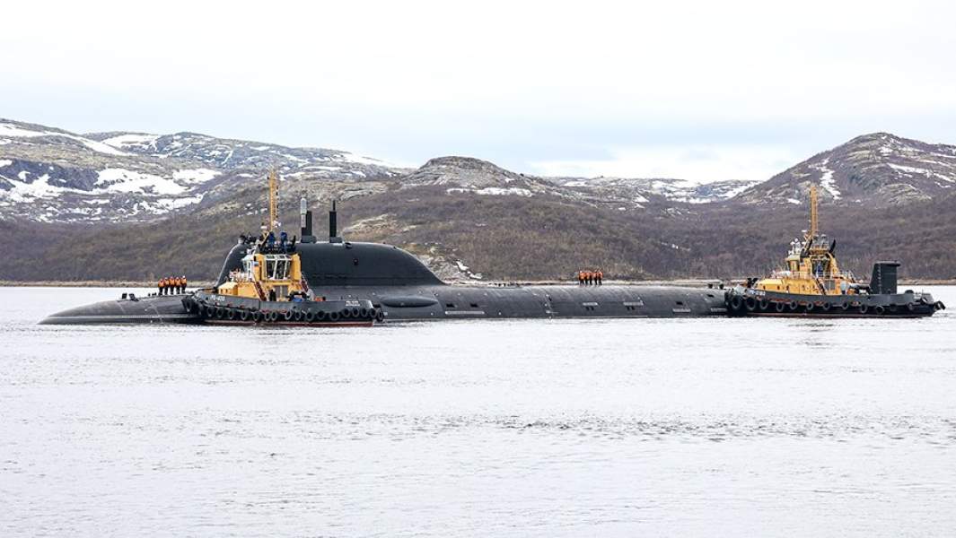 Прибытие многоцелевой атомной подводной лодки К-561 «Казань» проекта «Ясень-М» к месту постоянного базирования в губе Нерпичья в Мурманской области