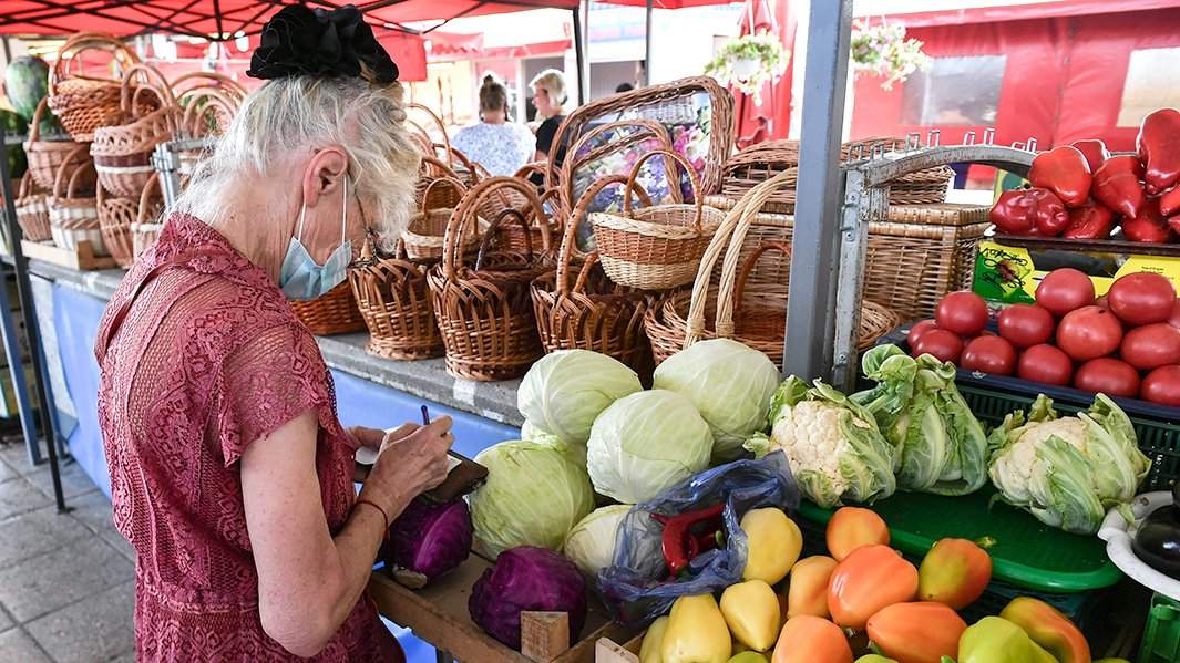 пожилая женщина выбирает продукты