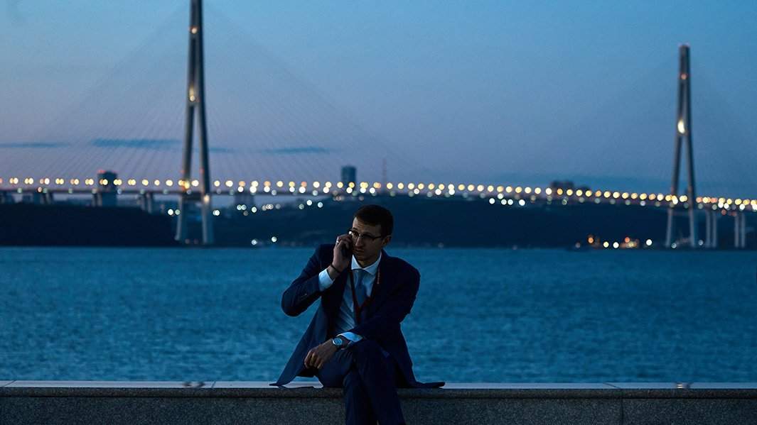 Мужчина на набережной бухты Аякс в кампусе Дальневосточного федерального университета (ДВФУ) на острове Русский во время Восточного экономического форума (ВЭФ) во Владивостоке