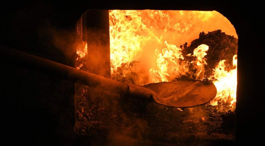 Загрузка в печь в котельной города