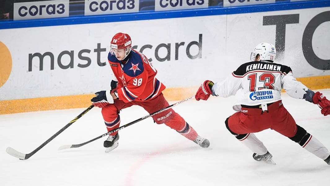 Игрок ПХК ЦСКА Владимир Грудинин и игрок ХК »Витязь» Валттери Кемиляйнен в матче регулярного чемпионата КХЛ между ПХК ЦСКА и ХК «Витязь»