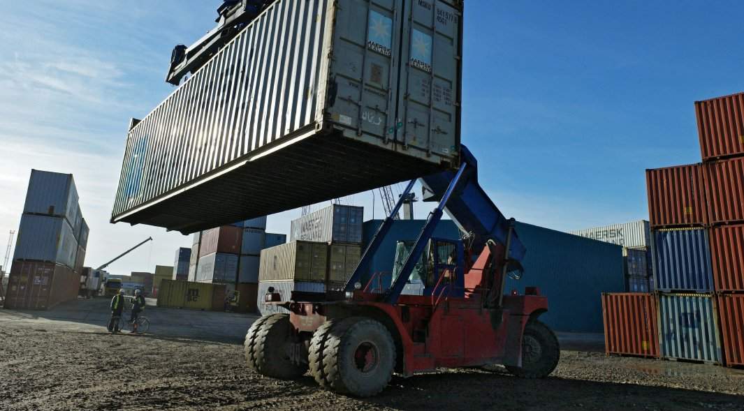 Отгрузка и разгрузка грузов на международном грузовом контейнерном терминале