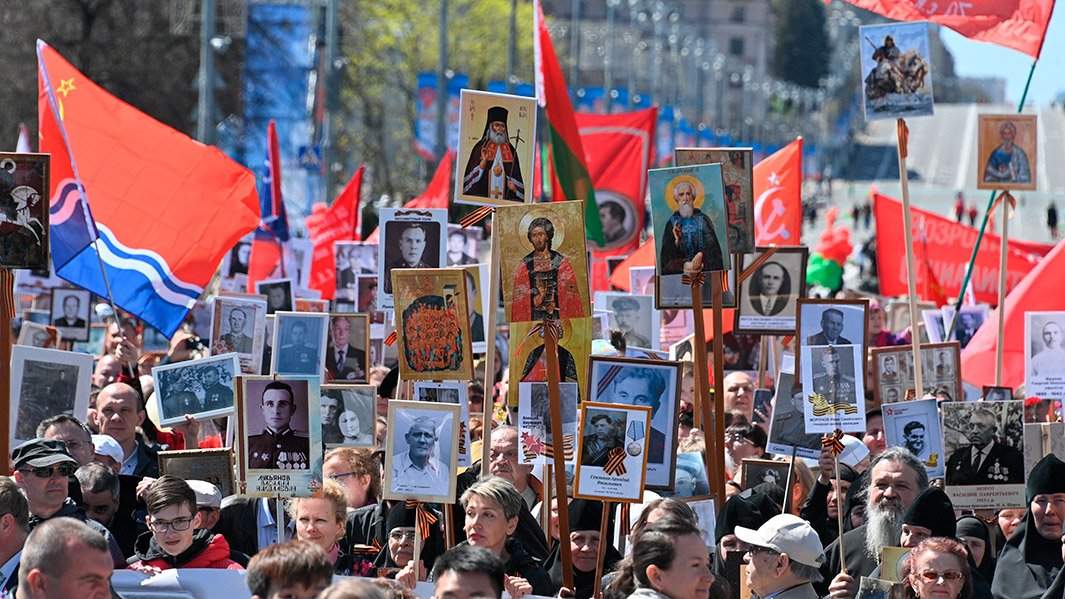 Группа с флагом Латвийской ССР на «Шествия поколений» в Минске