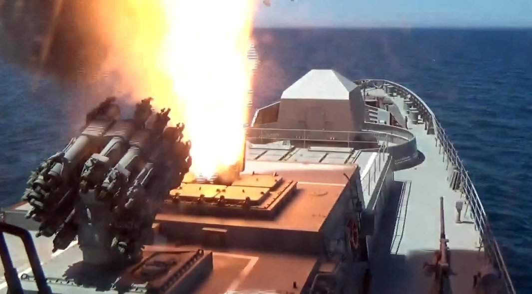 Залповый пуск крылатых ракет "Калибр"