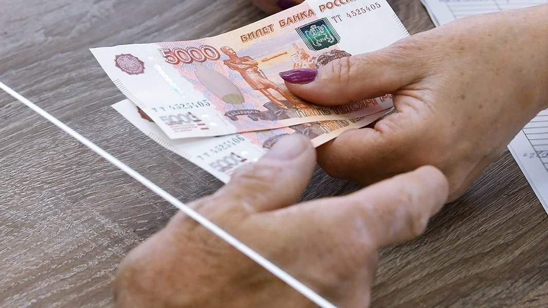 человек получает деньги из рук в руки