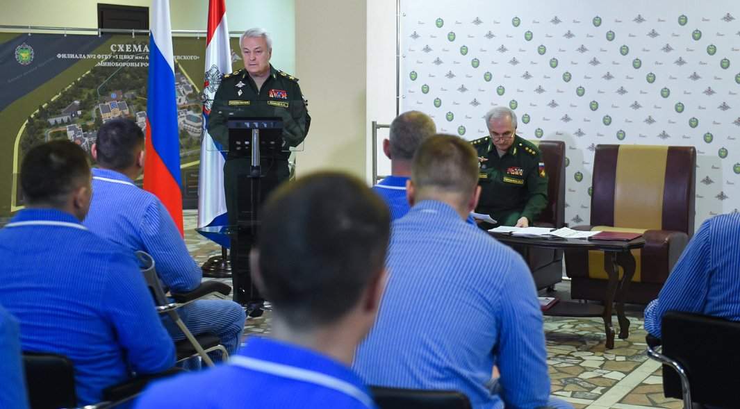  во время вручения военнослужащим-участникам спецоперации по защите Донбасса сертификатов об окончании курса дополнительного профессионального образования в реабилитационно-образовательном центре