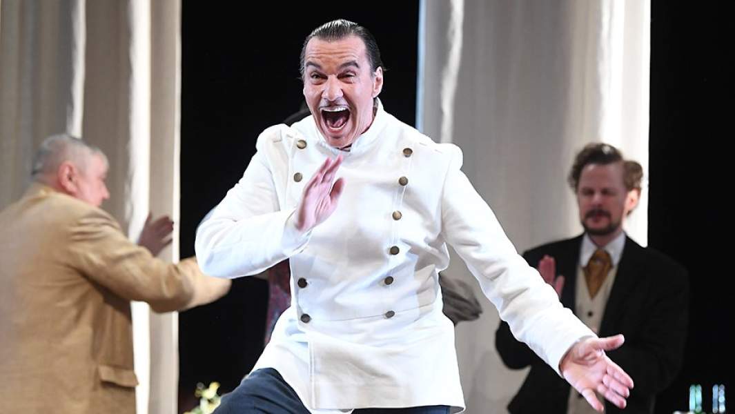 Игорь Лагутин в роли Федора Ивановича, сына дяди Жоржа, на пресс-показе спектакля «Дядя Жорж» в Московском академическом театре сатиры