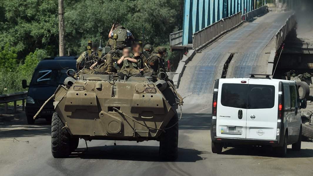 Военнослужащие Вооруженных сил РФ едут по дороге города Изюм в районе моста через реку Северский Донец