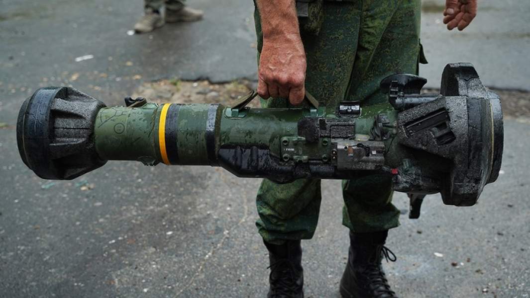 Военнослужащий НМ ЛНР демонстрирует американский переносной противотанковый ракетный комплекс «Джавелин» (Javelin)
