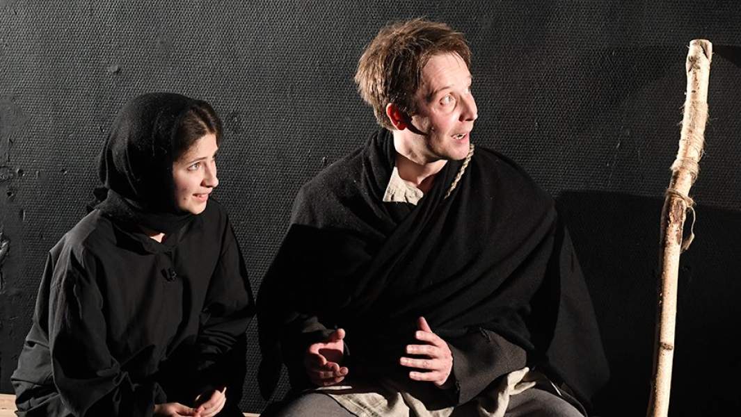 Антонина Писарева и Сергей Печенкин в ролях Сказителей с пяти рек Русского Севера на пресс-показе спектакля «Пятиречие» на сцене РАМТ