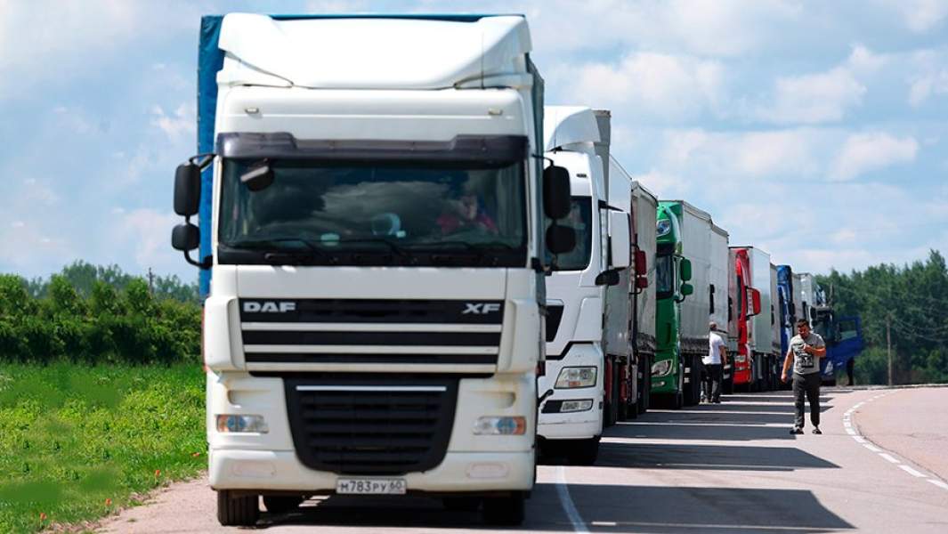 Очередь фургонов на границе