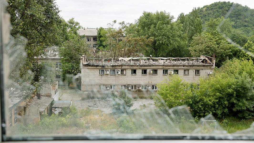 Жилые дома в Киевском районе Донецка, частично разрушенные в результате обстрела со стороны ВСУ