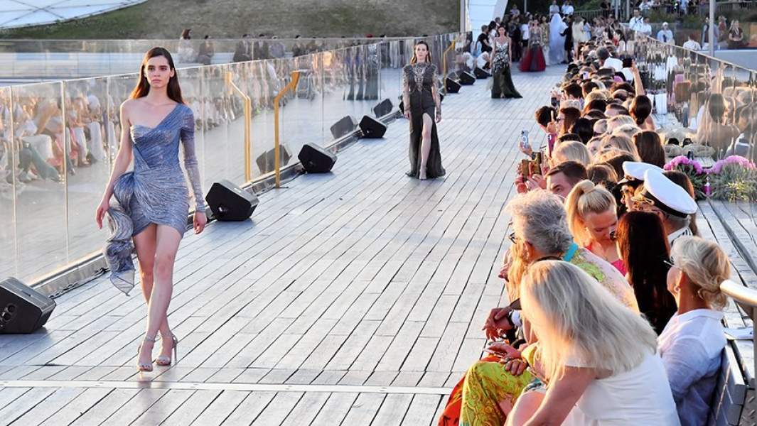 Модели демонстрируют одежду из новой коллекции дизайнера Валентина Юдашкина в рамках Московской недели моды в природно-ландшафтном парке «Зарядье»