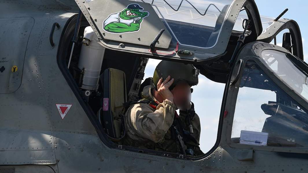 Пилот в кабине ударного вертолета Ка-52 ВКС России на аэродроме базирования в зоне проведения специальной военной операции на Украине