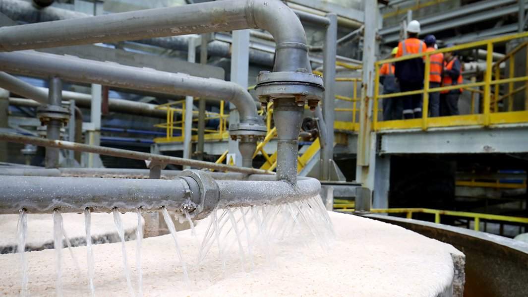 Участок дробления и обогащения в главном корпусе Сильвинитовой обогатительной фабрики (СОФ) предприятия "Еврохим ВолгаКалий" в Волгоградской области