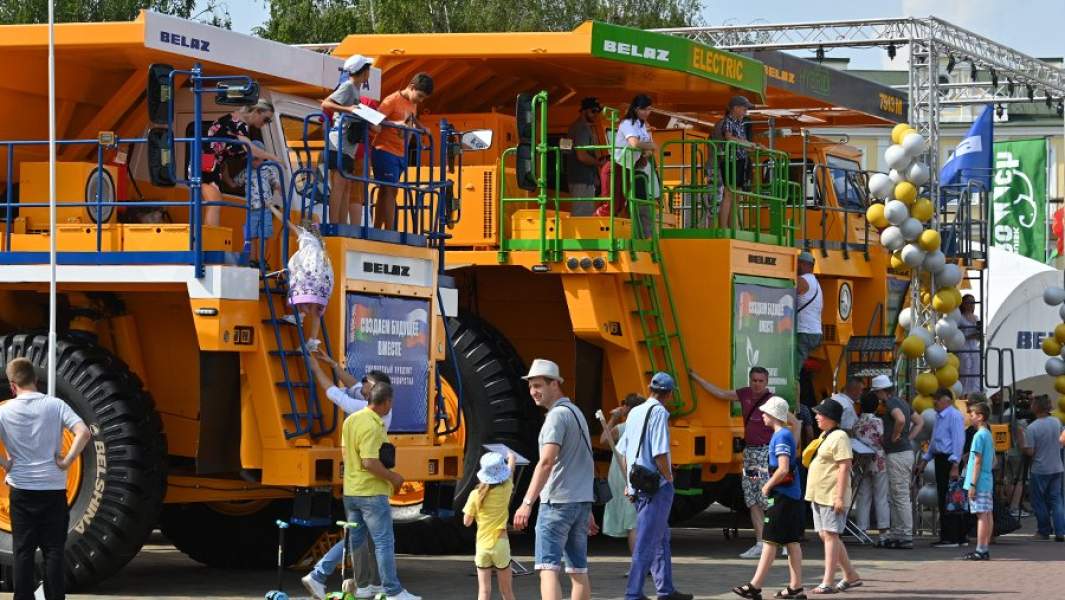 Посетители на выставке достижений народной промышленности Беларуси в Гродно в рамках IX Форума регионов России и Белоруссии