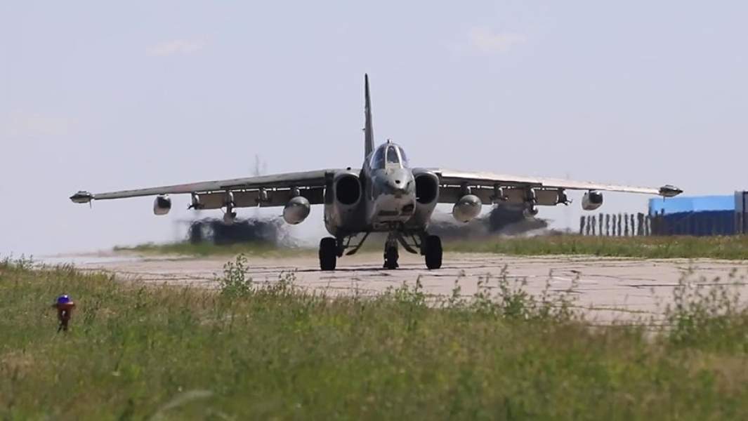 Штурмовик Су-25 ВКС России во время взлета с аэродрома для нанесения удара по позициям ВСУ
