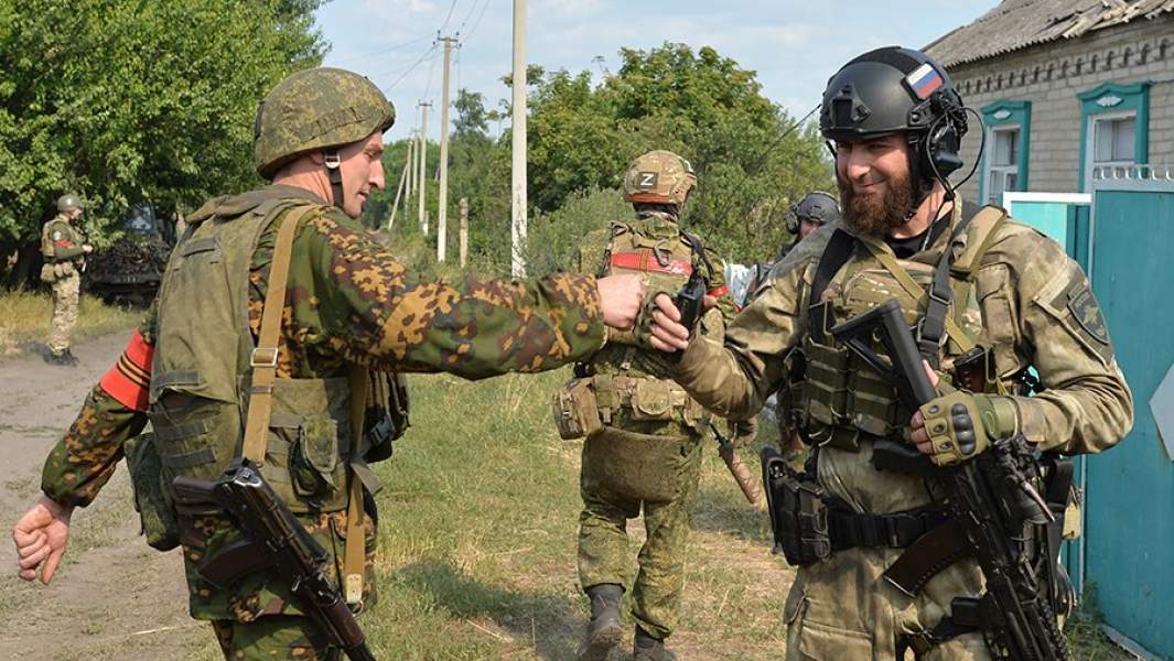Встреча бойцов 6-го казачего полка имени Платова ЛНР и специального полка полиции имени Героя России Ахмата-Хаджи Кадырова на окраине Лисичанска