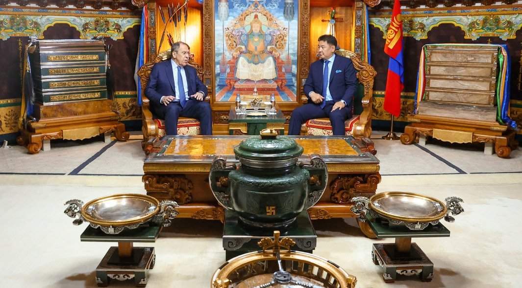 Министр иностранных дел РФ Сергей Лавров (слева) и президент Монголии Ухнаагийн Хурэлсухом во время встречи в Государственном дворце в Улан-Баторе