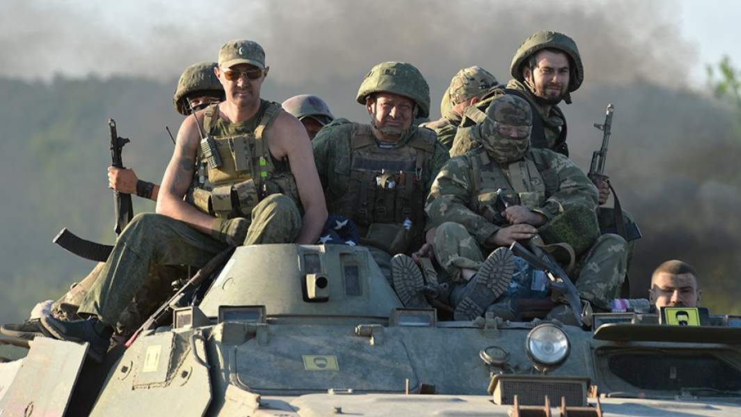 Бойцы Народной милиции ЛНР выдвигаются на боевые позиции